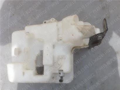 宝马528LI雨刮喷水壶