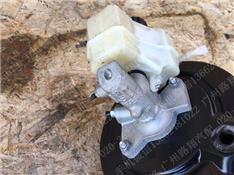 宝马320i刹车总泵