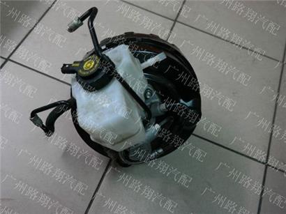 宝马M3刹车真空泵