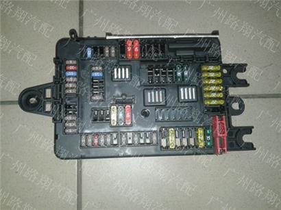宝马318I保险丝盒