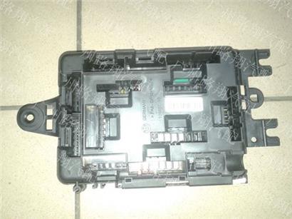 宝马330I保险丝盒