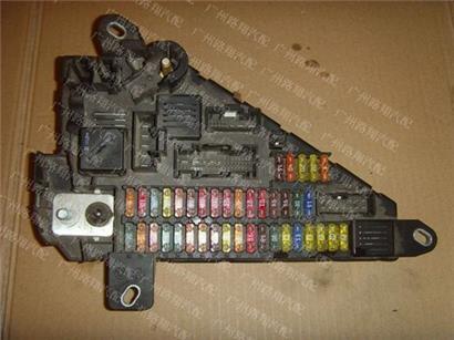 宝马520LI保险丝盒