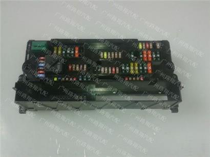 宝马528LI保险丝盒