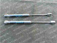 宝马520LI机盖撑杆