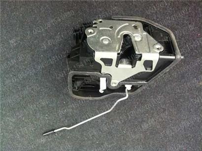 宝马528LI车门锁块