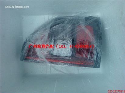 三菱帕杰罗V75尾灯