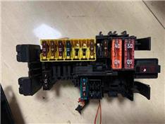 奔驰C63保险丝盒