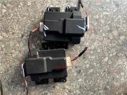 奔驰C300保险丝盒