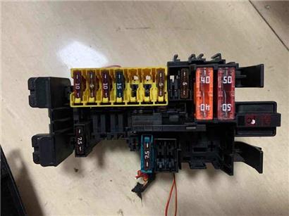 奔驰C63保险丝盒