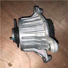 奔驰C200发动机脚胶