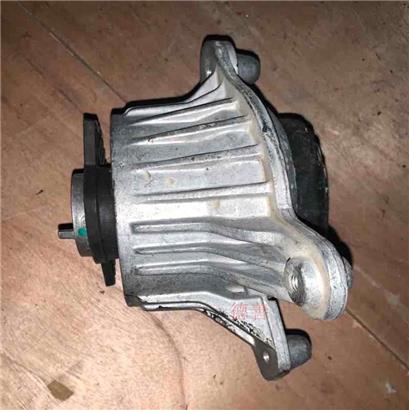 奔驰E200发动机脚胶