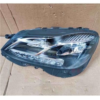 奔驰E300前大灯