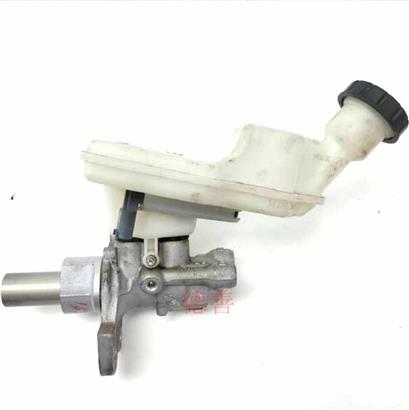 奔驰B180刹车真空泵