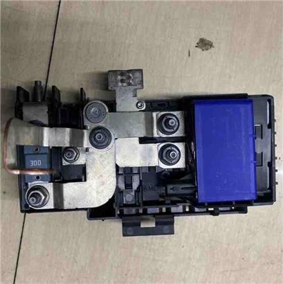 奔驰A220保险丝盒